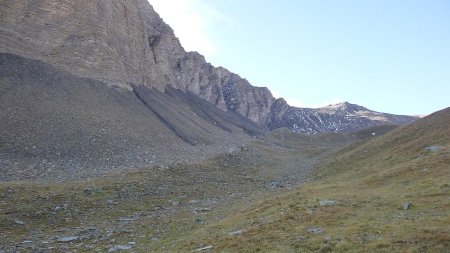 L’austère Vallon de l’Infernet et les contreforts rocheux de Vallon Claous