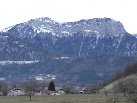 Le Villard et la montagne du Charbon.