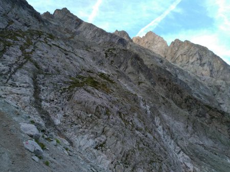 Départ de l’ascension rocheuse du Col Turbat (l’on aperçoit une marque rouge)