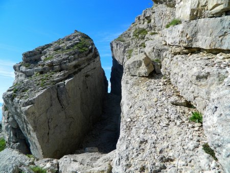 La Faille d’Aujour, vue du passage dans la barre rocheuse.
