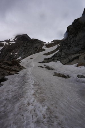 Randonnée à ski sans skis vers le refuge Blays trônant sur le col d’Ambin