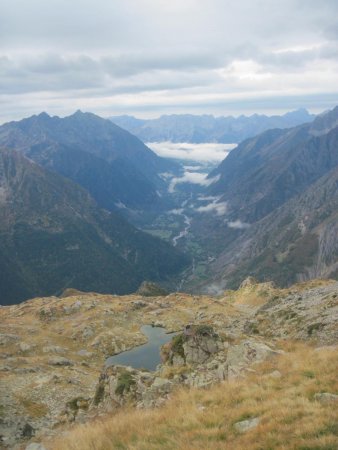 Montée vers le pic Turbat, en contrebas, le lac du Lautier et la vallée du Valgaudemar