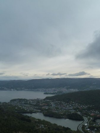 Gravdal au premier plan et le centre-ville de Bergen au second plan. On distingue le sommet de Rundemanen à l’arrière-plan marqué par le grand relais radio.