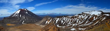 Panorama sur le Le mont Ngauruhoe et sur le mont Tongariro