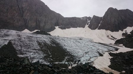 Vue du pied du glacier, la pluie commence à tomber quand nous entamons la descente du glacier