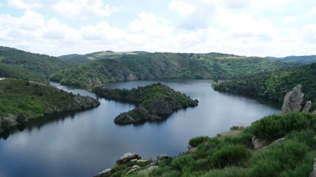 Le lac et l’île de Grangent.