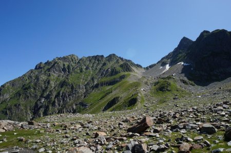 Col Morétan (au centre), Pic des Grandes Lanches (à gauche) et Pointe du Gleyzin (à droite).