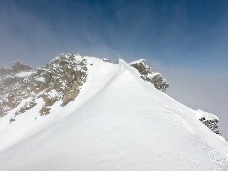 Arrivée sur la selle neigeuse entre les deux sommets principaux du Pic de Rulhe.
