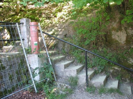 Au bout du barrage, un escalier nous permet de rejoindre un chemin.