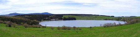 Le lac avec le Mézenc et l’Alambre.
