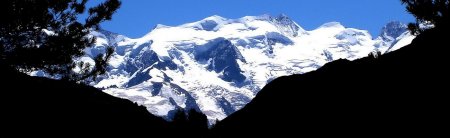 Le Monte Bellavista, reconnaissable au grand plateau glaciaire qu’il domine : la Terrazza. A droite le Piz Zupò, le Piz Argient et la Crast’ Agüzza.