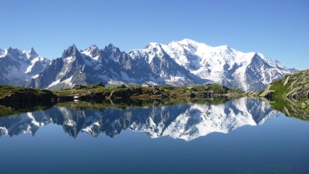 La carte postale sur le Mont Blanc depuis le Lac sans nom