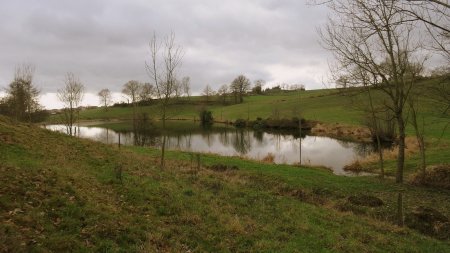 Petit étang traversé par le Ruisseau d’Orzon.