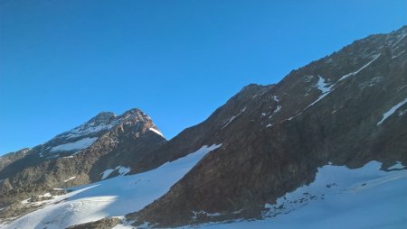 Le Lagginhorn (4010m) à gauche et l’arête nord du Weissmies
