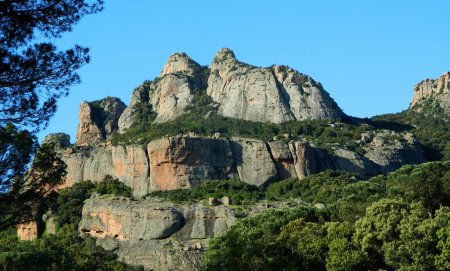La face nord-est du Rocher de Roquebrune.