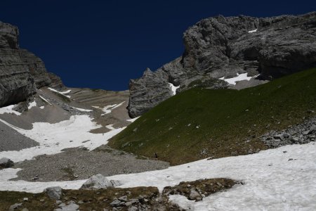 premiers névés sur la trace du Col du Rasoir (au fond)