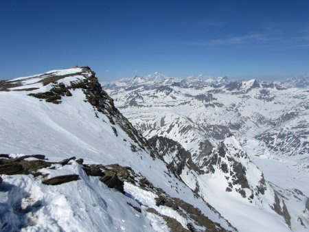 Le sommet, au fond le Mont Blanc.