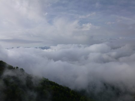 Quelques sommets des Pyrénées Est émergent des nuages
