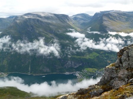 Arrivée au sommet, le fjord 1379 m plus bas...