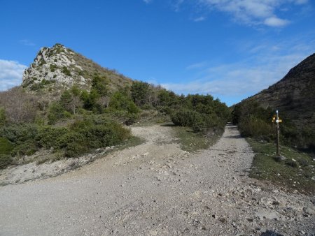Au col de Milmandre, la piste qu’on doit suivre pour aller au col du Linceuil.