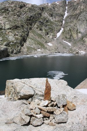 Cairn devant le lac aval