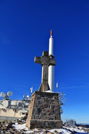 La croix et l’antenne du sommet