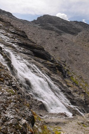 Montée jusqu’à l’altitude 2610m, le long de la rive droite de la cascade.