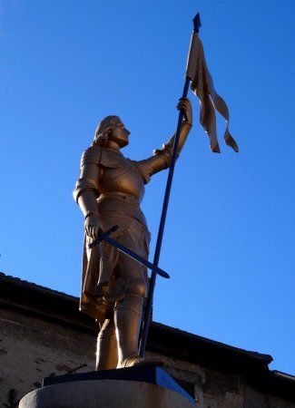 Jeanne d’Arc domine la place du village.