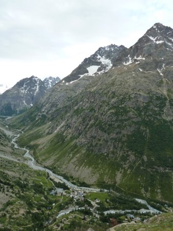 La Bérarde dominée par la Tête du Chéret, les Pics du Says, la Cime de l’Encoula et la Grande Aiguille de la Bérarde (de gauche à droite)