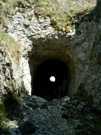 un tunnel d’accès aux falaises