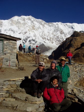 ANNAPURNA Sud de l’A.B.C Je suis avec Ganesh notre guide, Mulal notre Sirdar et Suké un de nos Sherpas