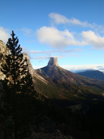 Dans la montée du Pas de l’Aiguille, vue sur le Mont Aiguille