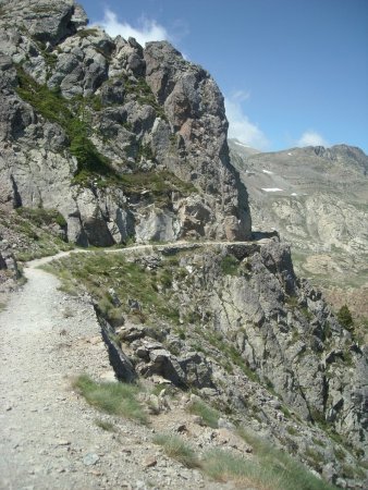 L’étroit sentier entre le Pas de Tesina et le Col du Saboulé