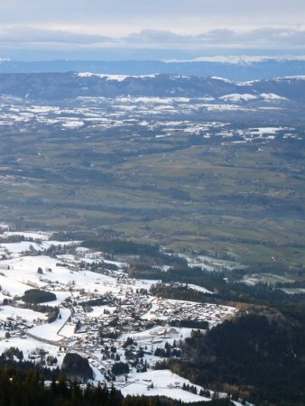 Depuis le sommet, vue sur le plateau d’Orange, le plateau des Bornes, le Salève et le Jura.