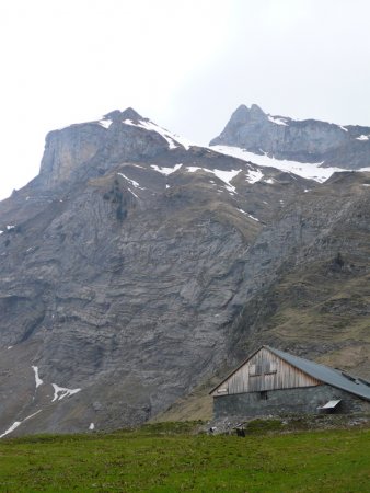 Chalet des Chappes et contreforts du Mont Charvin.