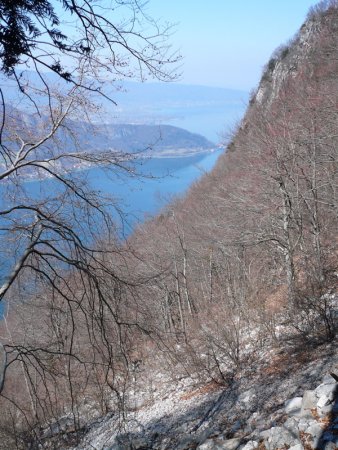 Vers le haut, la traversée d’un grand pierrier offre la vue sur le lac.