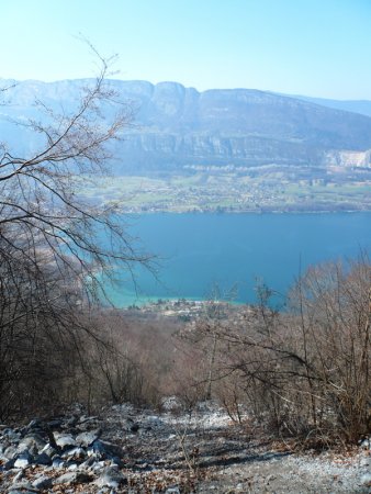 Le hameau de Glière et le bout du lac depuis le pierrier.