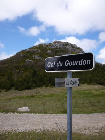 Au col du Gourdon. Derrière, le Gourdon (1043m).