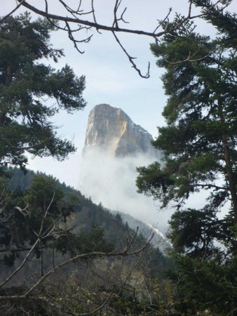 Le brouillard se lève sur le Mont Aiguille