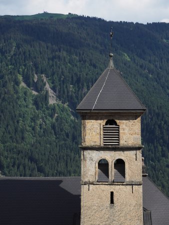 Le clocher de l’église d’Héry et le mont Bisanne.