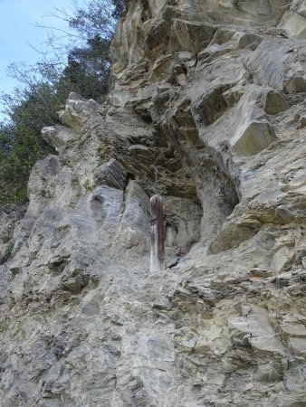 Croix dans une niche dans le rocher