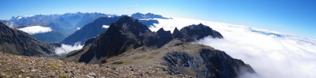 Vue panoramique et Bourg d’Oisans épargné par les nuages