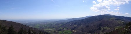 Panoramique vers les grands crêts du Pilat et la vallée du Rhône.