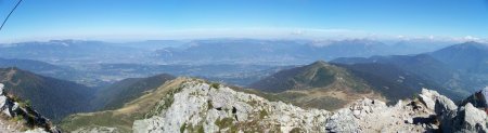 Panorama sur la combe de Savoie, la Chartreuse, les Bauges.