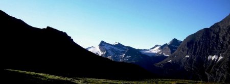 De la Frête, les sommets se révèlent. Ici, l’Ouille d’Arbéron, la Croix-Rousse et la Pointe de la Valette encadrent le glacier du Baounet.