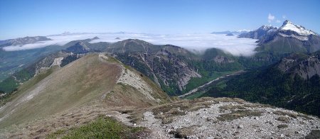 La totale, du Jocou au Grand Ferrand, on voit bien que le Col de la Croix-Haute fait barage à la couverture nuageuse