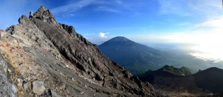 Le Merapi et le volcan voisin : le Merbabu.