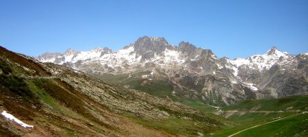 Pyramide, Rocher Blanc, Aiguilles de l’Argentière, Bec d’Arguille depuis le Col de la Croix de Fer en juin.