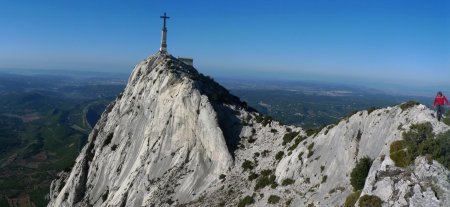 Le sommet occidental : la Croix de Provence.