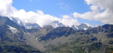Fugitive apparition du Piz Bernina (4049 m)  au centre..